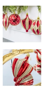 Détail de boules de Noël rouges et dorées à rayures pailletées sur une branche de sapin