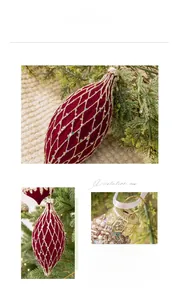 Détail d'un ornement de Noël en velours rouge avec motif à carreaux dorés et étoiles