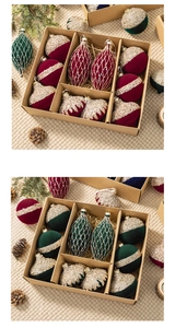 Détails des décorations de Noël floquées rouges et vertes avec paillettes dorées