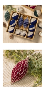 Détail de boules de Noël en velours de luxe avec motifs pailletés et décorations