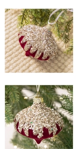 Détail d'une boule de Noël de luxe en velours bordeaux avec perles dorées cousues main