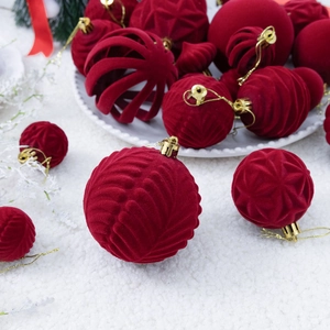 Set de 36 bolas de Navidad flocadas rojo oscuro con varios diseños texturizados y tapas doradas