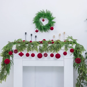Set de 36 bolas de Navidad rojas flocadas con guirnalda de pino y corona para chimenea