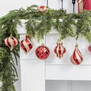 Lot de 16 boules de Noël géométriques rouge et or sur une cheminée blanche chic