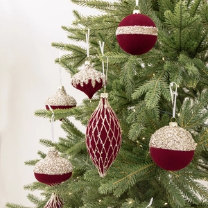 Boules de Noël luxueuses en velours rouge avec paillettes dorées sur sapin