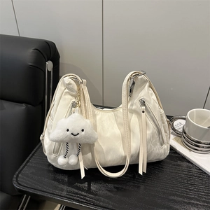 Koreanischer Stil Damen Große Kapazität Geknitterte Textur Nylon Tragetasche Mode Einfach Sommer Rucksack Mit Wolkenanhänger