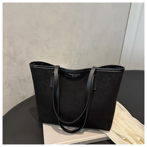 Dettaglio della borsa tote nera opaca con spalline e logo del marchio FANYISSA visibile