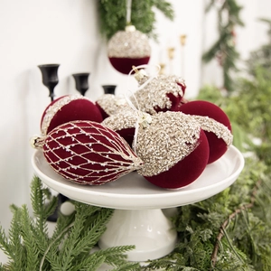 Boules de Noël de luxe en velours bordeaux avec paillettes d'or sur socle blanc