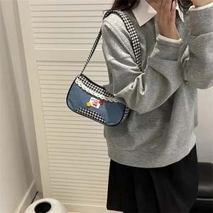 Borsa a tracolla in denim e quadretti con pizzo e fiori indossata dalla modella