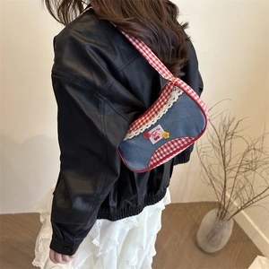 Borsa a spalla in denim blu con profili a quadretti, pizzo e ricamo di ciliegie