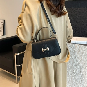 Borsa a mano retrò nera con texture litchi e chiusura dorata per moda autunnale