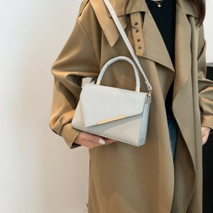 Sac bandoulière gris clair tendance avec rabat pailleté argenté et détails dorés