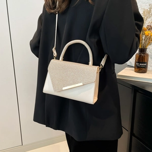 Sac bandoulière blanc à paillettes dorées champagne et bandoulière en cuir chic