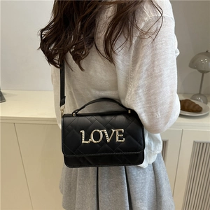 Sac bandoulière noir matelassé avec lettrage LOVE doré et bandoulière chaîne