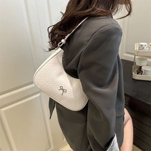 Sac sous le bras blanc pour femme en similicuir crocodile avec nœud argenté chic