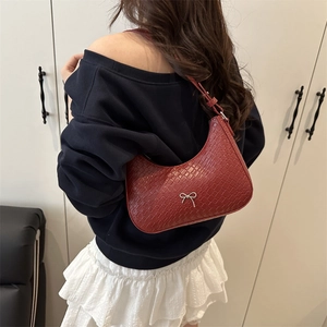 Sac sous le bras rouge foncé à motif crocodile avec un nœud métallique argenté chic