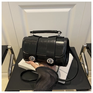 Detailansicht der schwarzen Lackledertasche mit zwei silbernen Metalldrehverschlüssen
