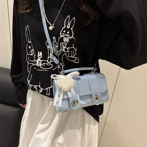 Sac bandoulière bleu clair en similicuir avec charm cœur perle et nœud