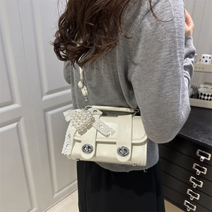 Sac à main beige crème chic avec nœud en dentelle et perles et double fermoir rotatif