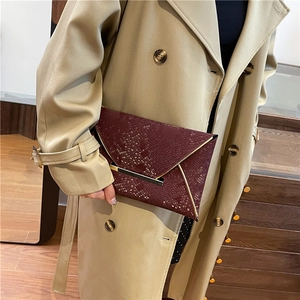 Pochette enveloppe bordeaux avec motif serpent et garniture en métal doré en V