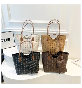 Lot de quatre sacs cabas imprimés en blanc jaune noir et café sur des présentoirs