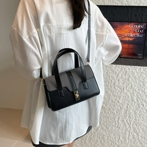 Borsa a tracolla minimalista nera e grigia con chiusura a scatto dorata e manico superiore