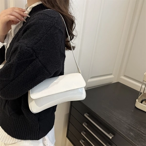 Sac sous le bras chic en cuir verni blanc pour femme avec un design incurvé minimaliste