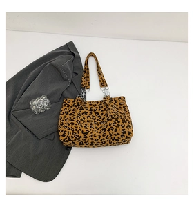Détail du sac léopard montrant la texture velours et l'anneau métallique argenté du sac