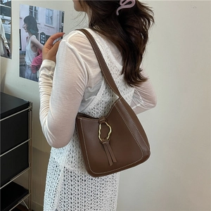Borsa a spalla hobo in pelle marrone con cuciture a contrasto e dettaglio anello oro