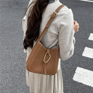 Borsa hobo in pelle marrone con fibbia dorata e cuciture bianche a contrasto