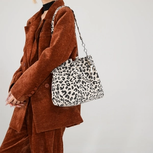 Grand sac cabas en velours côtelé léopard avec chaîne argentée et poignées en perles