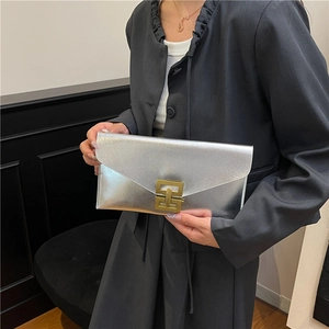 Pochette enveloppe argentée avec texture brossée et boucle dorée pour femmes élégantes