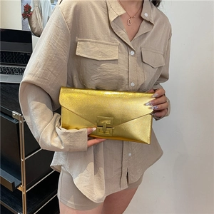 Pochette moderne dorée métallisée style enveloppe avec boucle en métal carrée pour femme