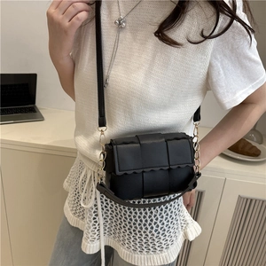 Sac oreiller tissé noir chic avec chaîne dorée et bandoulière pour la mode de bureau