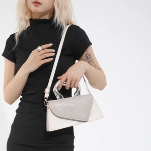 Sac à main blanc structuré avec rabat en strass brillants et poignée en métal argenté