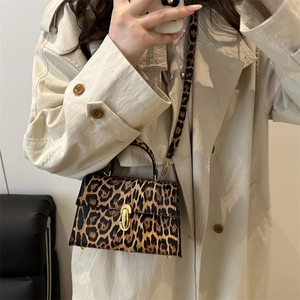 Modische Handtasche mit Leopardenmuster, goldener U-Schnalle und verstellbarem Riemen