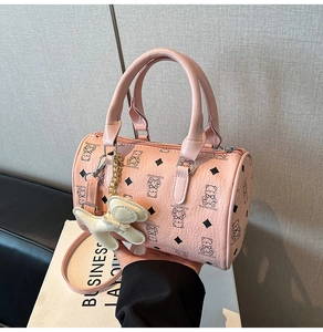 Détail du sac Boston rose avec imprimé d'ours et accessoire de pendentif en forme d'ours