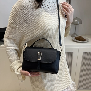Sac à main bandoulière pour femme en cuir noir grainé avec boucle dorée élégante