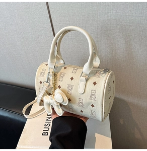 Détail du sac Boston avec motifs d'ours, losanges et un joli pendentif ours en 3D