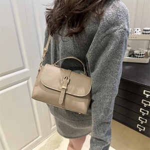 Sac bandoulière taupe motif litchi avec boucle dorée et bandoulière réglable
