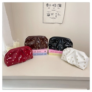 Détail de pochettes nuages en quatre couleurs avec rivets décoratifs en métal doré