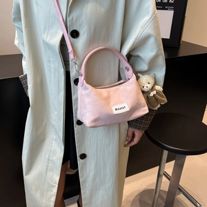Borsa a mano rosa in denim con etichetta mddl37 e ciondolo a orsetto per donna