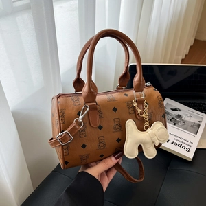 Sac Boston pour Femme en Cuir PU Sac Bandoulière Imprimé Ours et Losange Sac à Main Cylindre de Mode Avec Pendentif