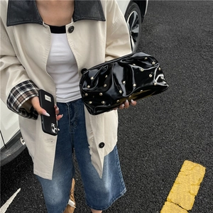 Grand sac pochette plissé en cuir verni noir avec clous dorés et style décontracté