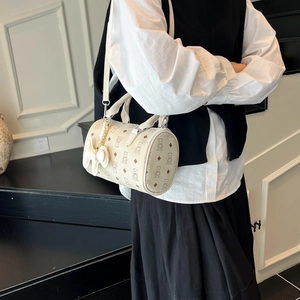 Sac Boston crème chic avec imprimé ours et ruban, porté main et bandoulière élégante