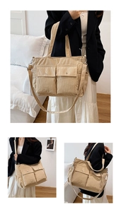 Detail der beigen Cord-Einkaufstasche mit vorderen Klapptaschen und weicher Textur