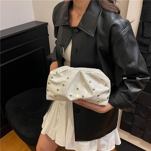Sac nuage plissé blanc chic avec rivets dorés pour un style de mode urbain moderne