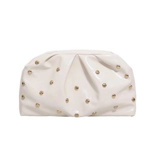 Sac nuage plissé en cuir blanc avec clous dorés et design élégant et souple chic