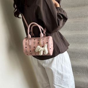 Sac Boston rose à motif ours avec pendentif chien porté par un mannequin femme