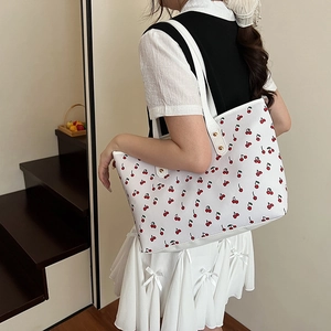 Grand sac cabas blanc avec motifs cerises rouges et fines anses d'épaule